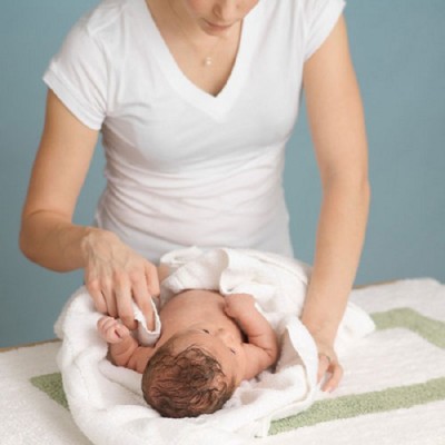 Cách chăm sóc trẻ sơ sinh 1 tuần tuổi